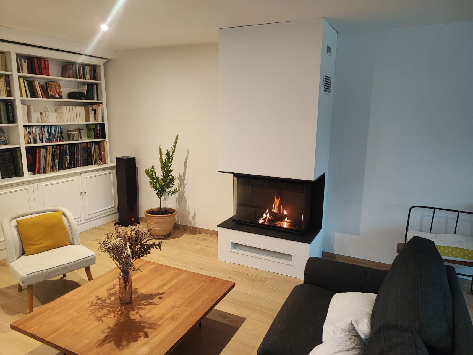 Installer un poêle en Normandie : conduit, tubage et normes