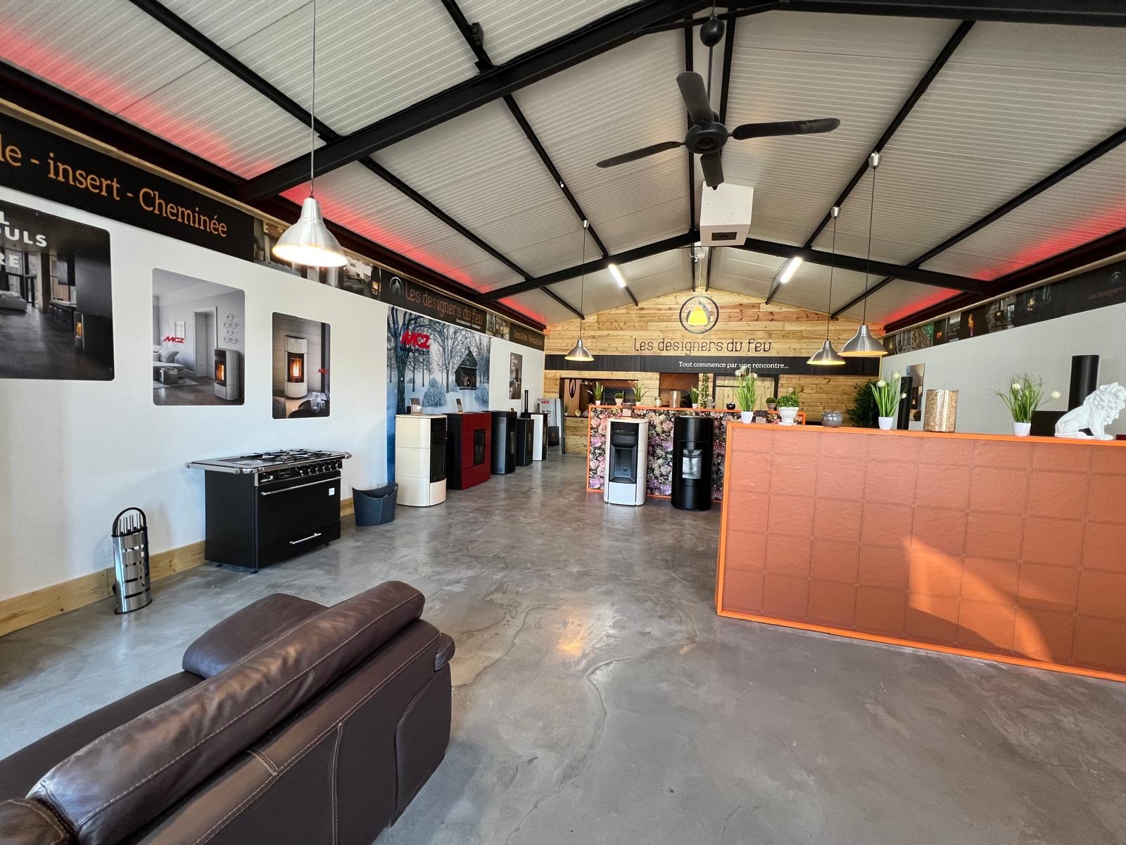 Intérieur du showroom Les Designers du Feu à Fécamp — vue 1